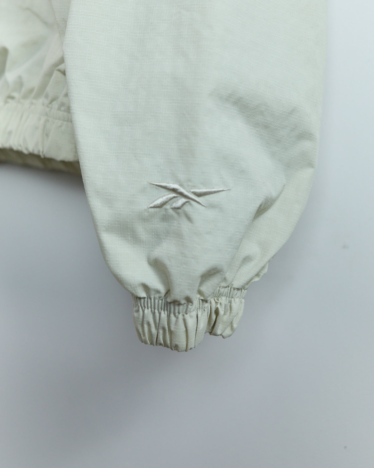 Early 90s Reebok Cream V Neck Windbreaker (M)