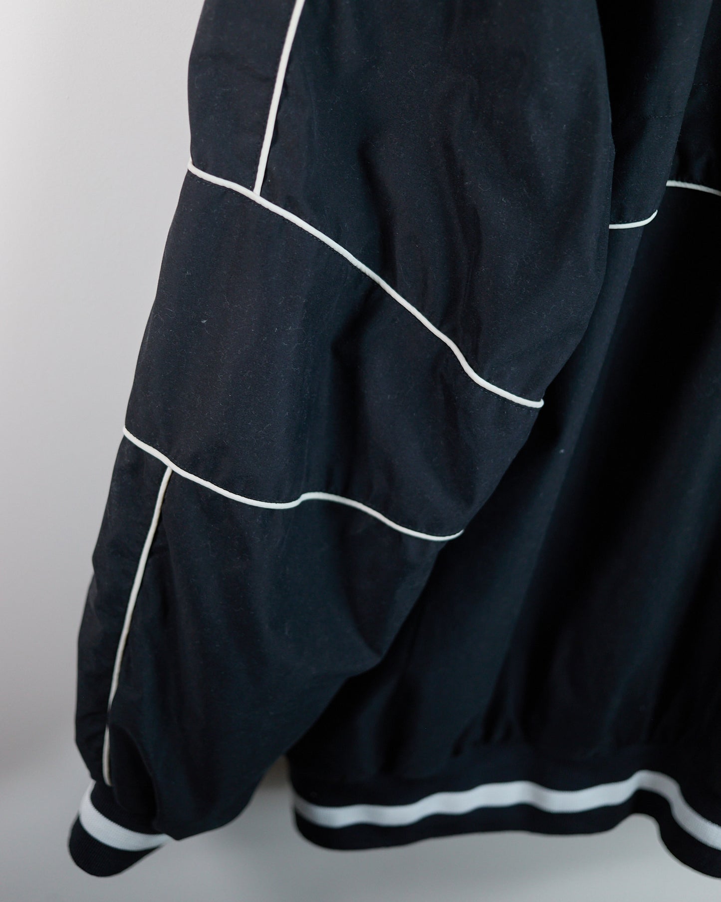 Late 80s to early 90s Nike Golf Black/White V Neck Windbreaker (XL)